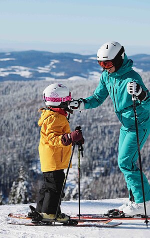 HochfichtWinterSkifahrenKindFrau_© Oberoesterreich Tourismus GmbH, Stefan Mayerhofer.jpg