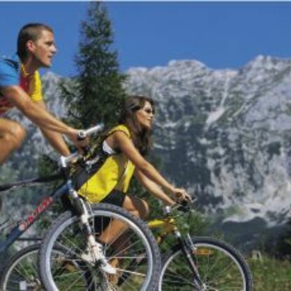 Mit dem Mountainbike die Berglandschaft in der Region Hinterstoder erkunden. 