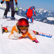 In der Skischule und dem Kinderland wird den Kids auf spielerische Art und Weise das Skifahren erlernt. | © Bernhard