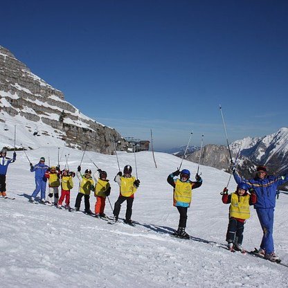Die Skilehrer auf der Wurzeralm feilen mit den Kids gemeinsam an der Technik beim Skifahren.
